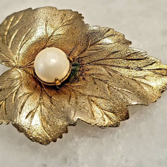 Pearl Leaf Brooch, Sarah Coventry - Picture 2 of 8
